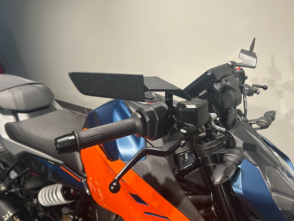 KTM Duke 125/Endast 626 mil/Dominator slip-on/stealth speglar