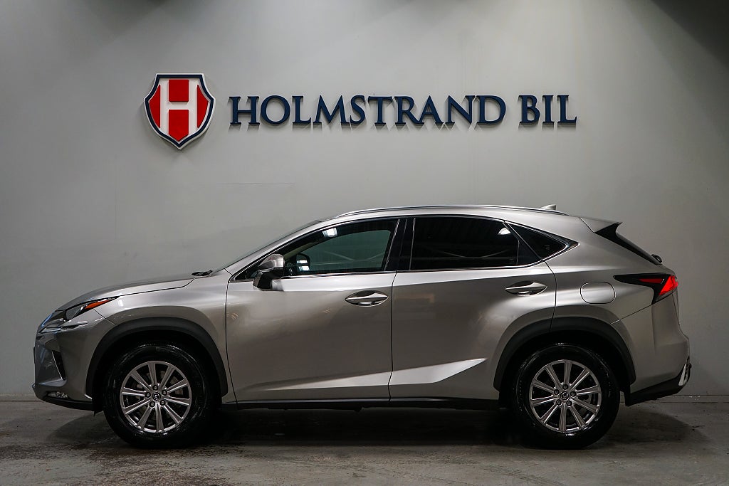 Lexus NX 300h AWD Business Drag Värmare Kamera CarPlay Skinn