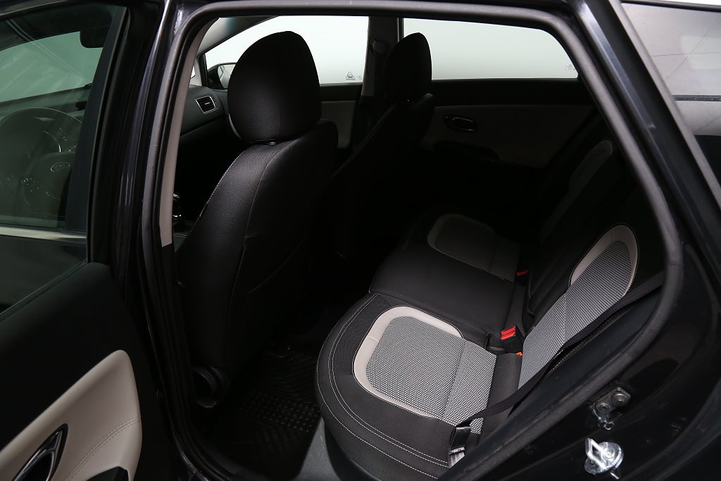 Kia Ceed 1,6 CRDi 128hk ECO Komfort Kombi Nybesikt Motorvärmare 2015