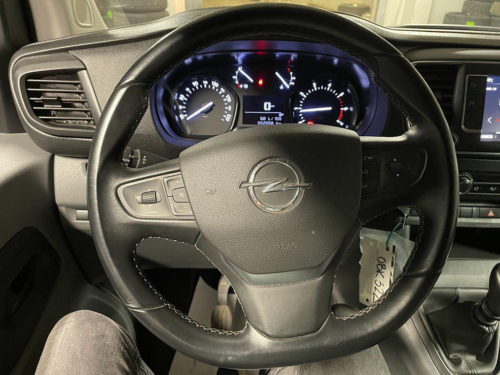 Bild på Opel Vivaro Business L2 BlueHDi 120hk - Drag & Webasto