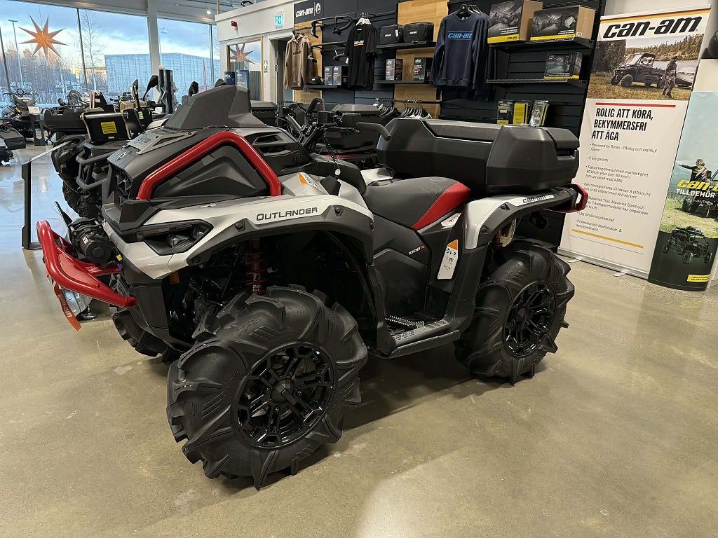 Can-Am Outlander X MR 1000R Hyper Silver & Legion Red