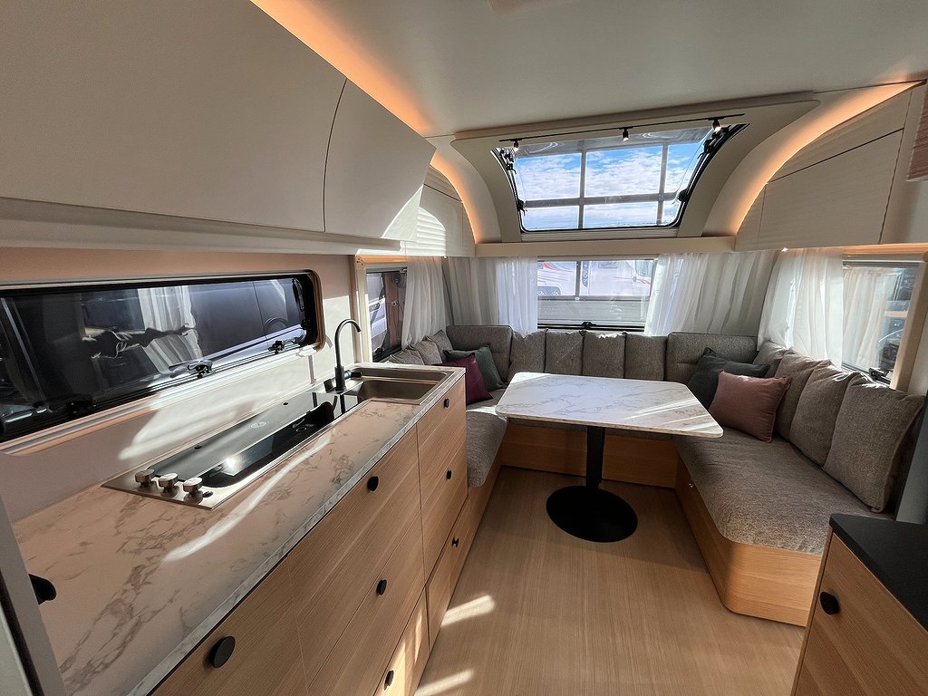 Adria Adora 613 UT /ALDE / Queens-bed på tvären / Badrum bak - Adria