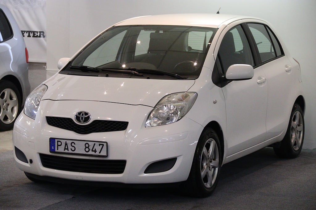 Toyota Yaris 5-dörrar 1.33 Dual VVT-i NY SERVAD M-VÄRMARE