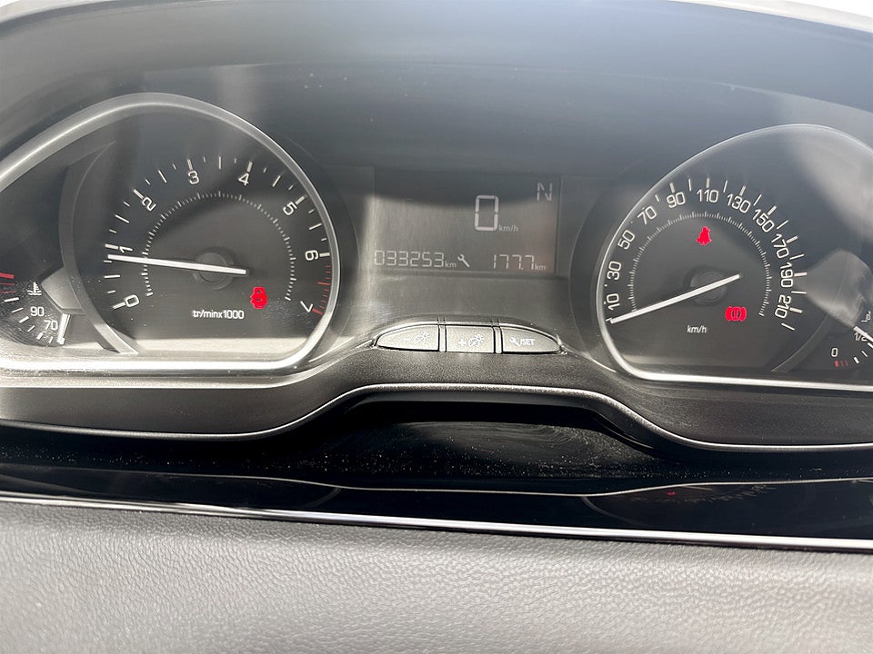 Bild på Peugeot 208 5D Active Style 1.2 PT 82hk Aut PANO