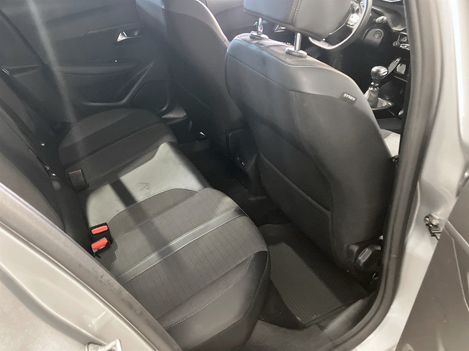 Bild på Peugeot 208 Allure Pack 1.2 PT 100hk CARPLAY BACKKSENSORER