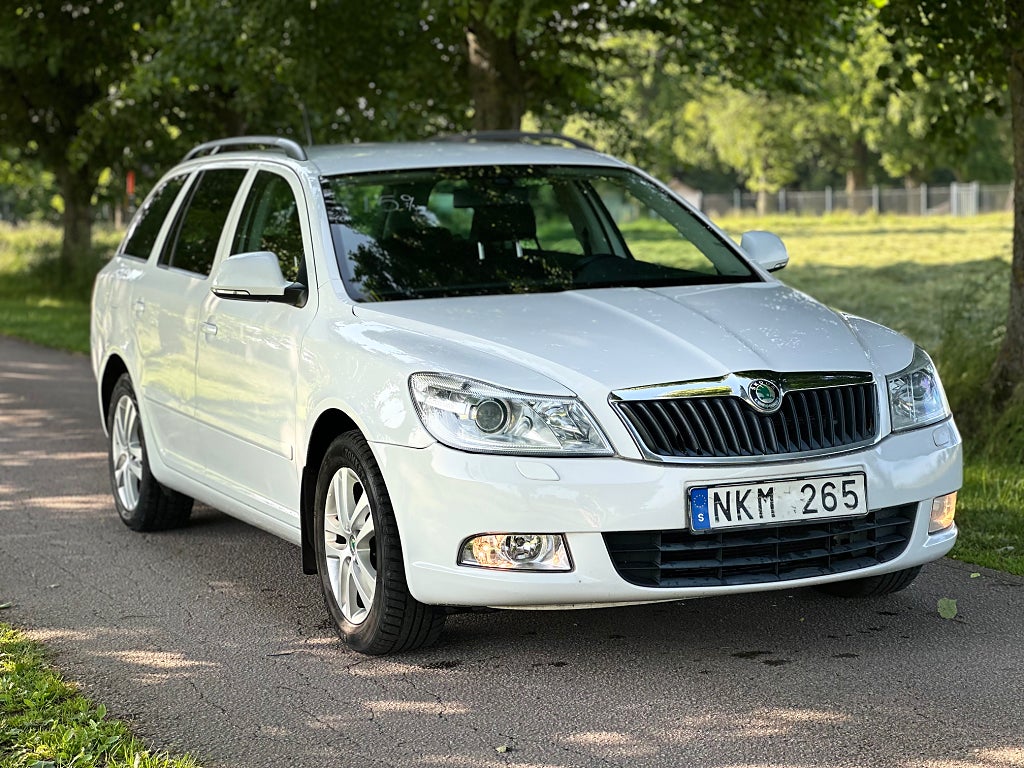 Skoda Octavia Kombi 1.6 TDI Elegance Euro 5, Svensksåld, 