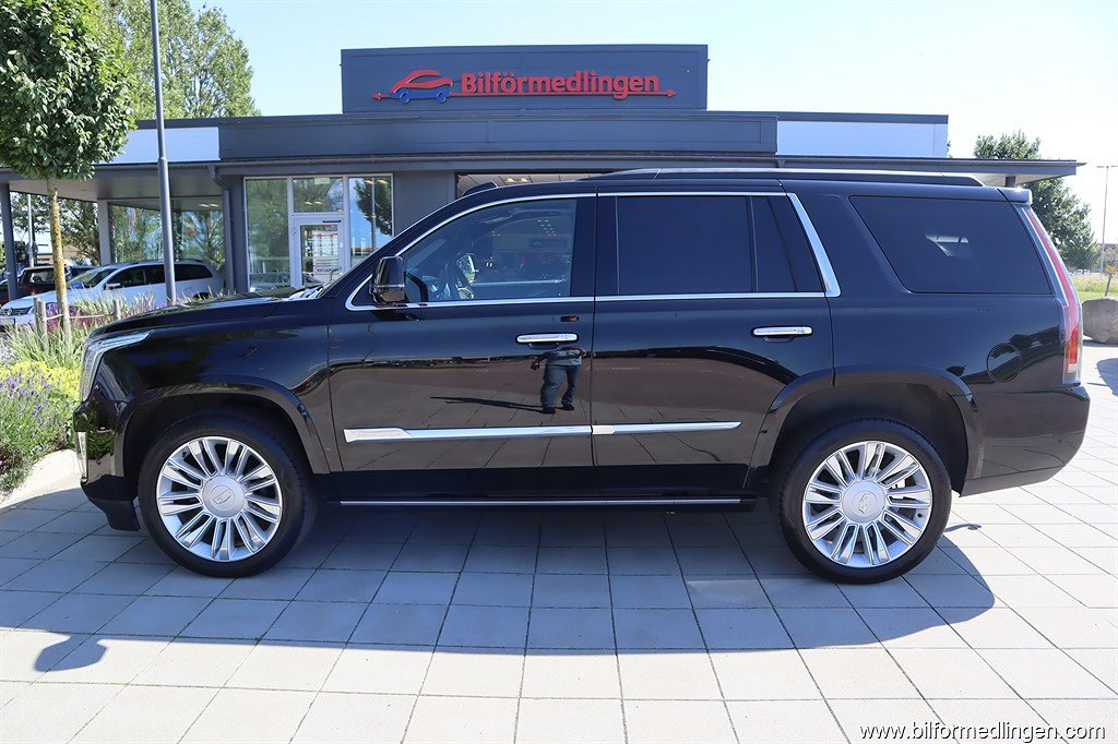 Cadillac Escalade 6.2 V8 4WD Momsbil Platinum DVD Skinn Svensksåld Dragkrok