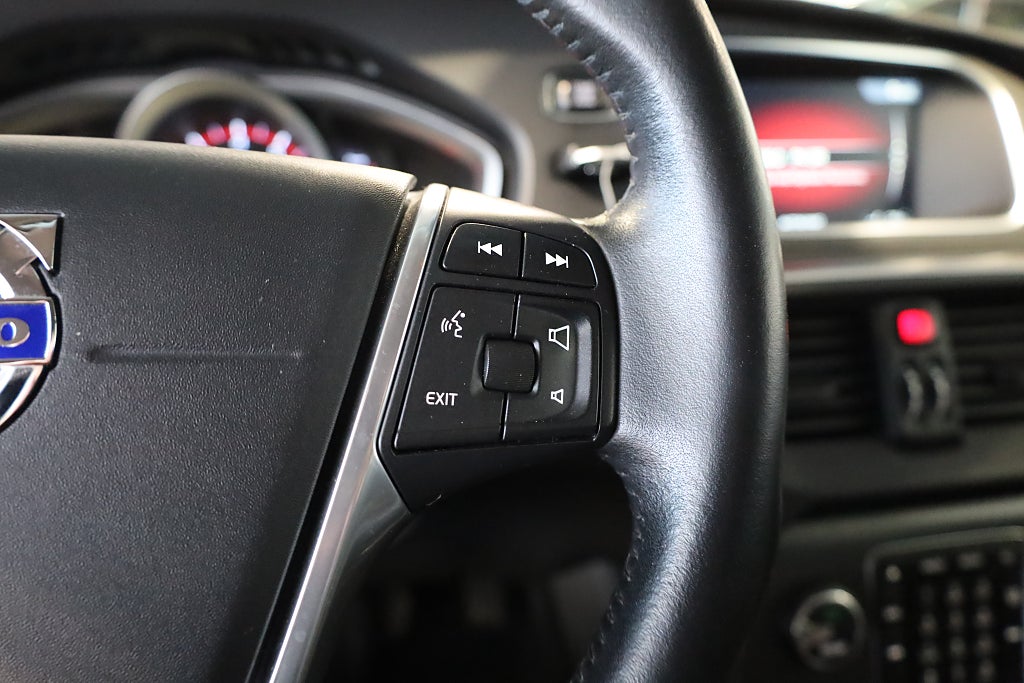 Volvo V40 T3 AUT Momentum | Värmare | PDC | Bluetooth |