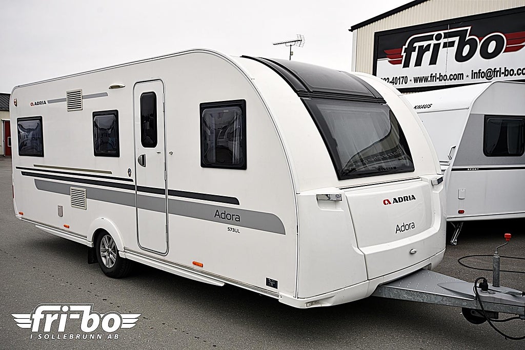 Adria 573 UL Adora, Långbäddar