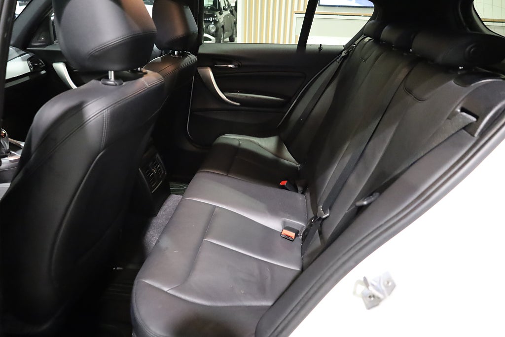 BMW M135i AUT M-Sport 320hk H&K Läder Blåtand Nyservad