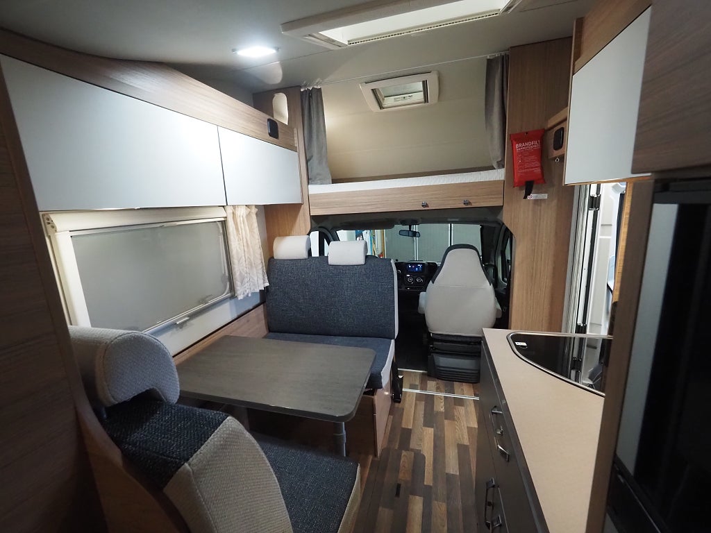 Weinsberg CaraHome 600 DKG AUT I 3500kg I Solcell I 6st Bältade Platser