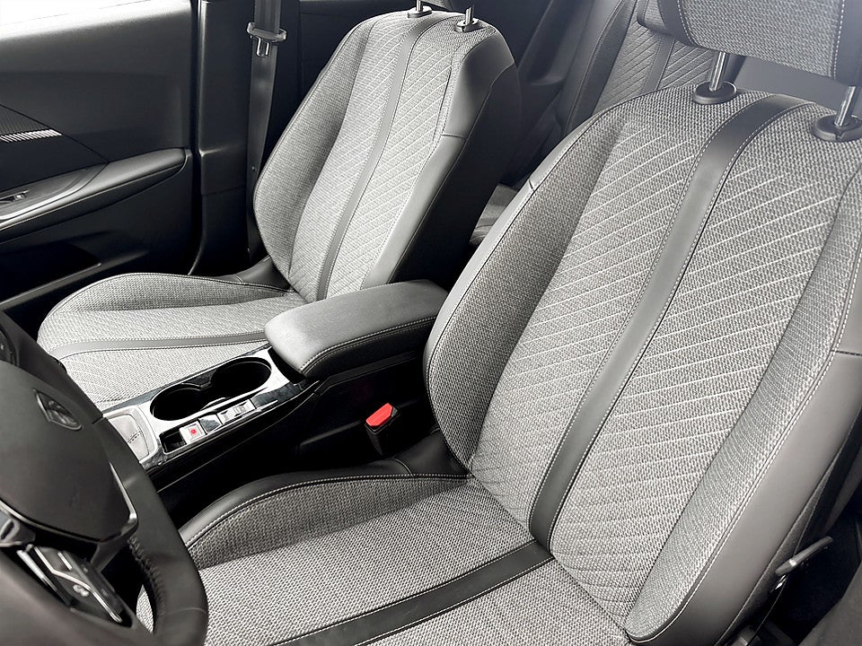 Bild på Peugeot 2008 Allure 1.2 PT 130hk B-KAMERA CARPLAY