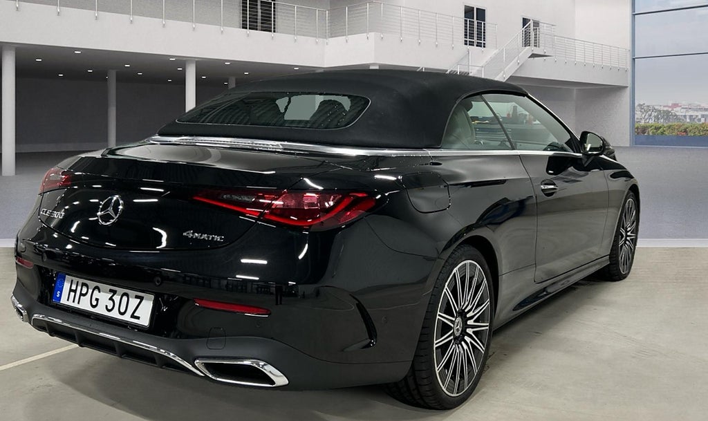 Mercedes-Benz CLE 300 4MATIC Cabriolet AMG Premium Burmester Läder Drag - bild 3