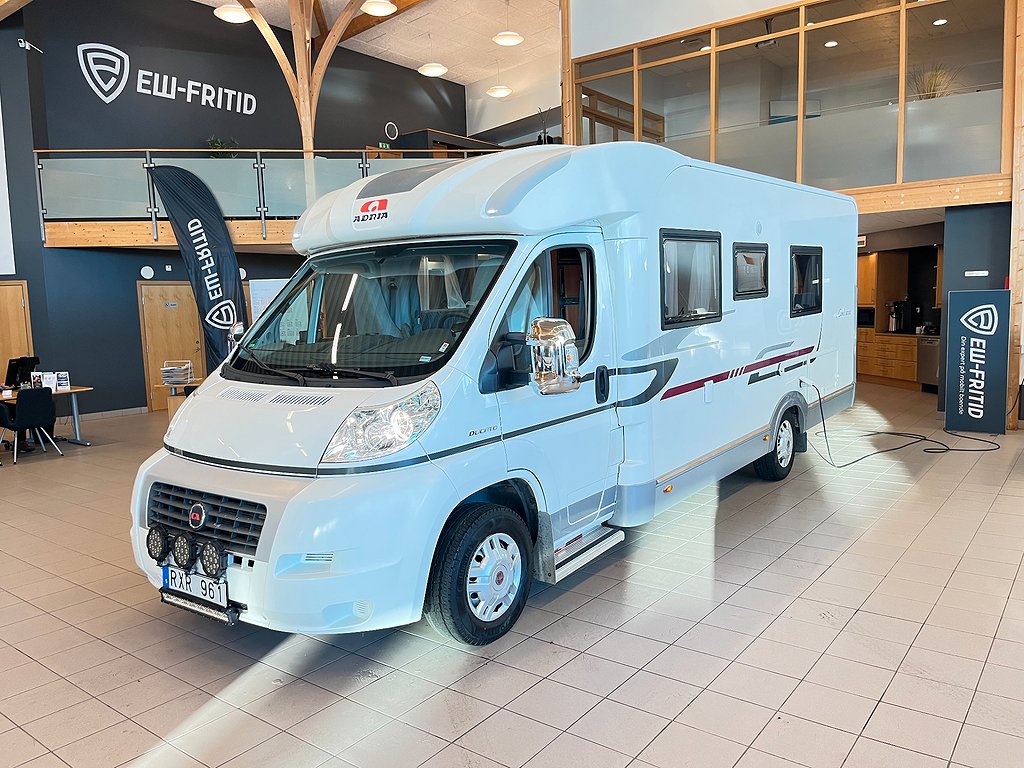 Adria Coral 670 SLT (B-kort+Solcell+Långbädd+5 bältad+Drag)