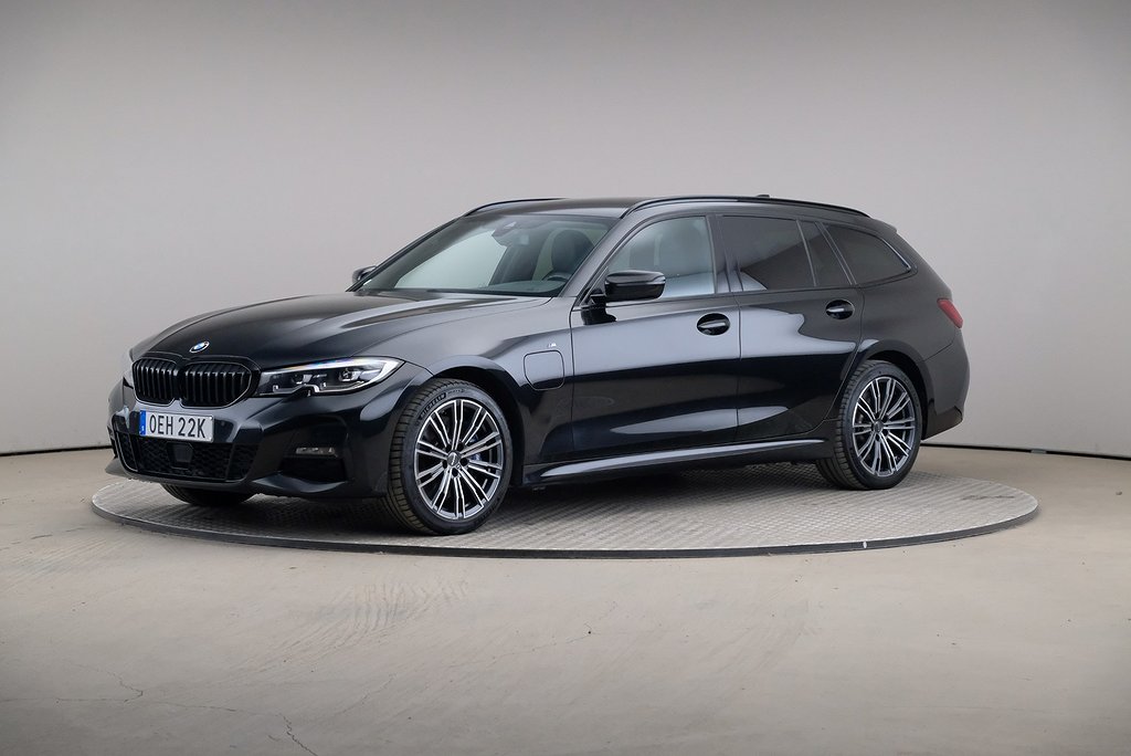 BMW 330e 3 Touring M-Sport Shadow Connected Drag