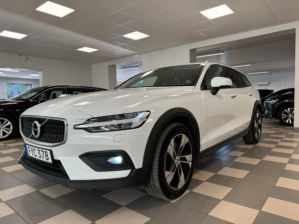 Volvo V60 Cross Country B4 AWD B-Kamera CarPlay Navi VOC drag 197 Hk