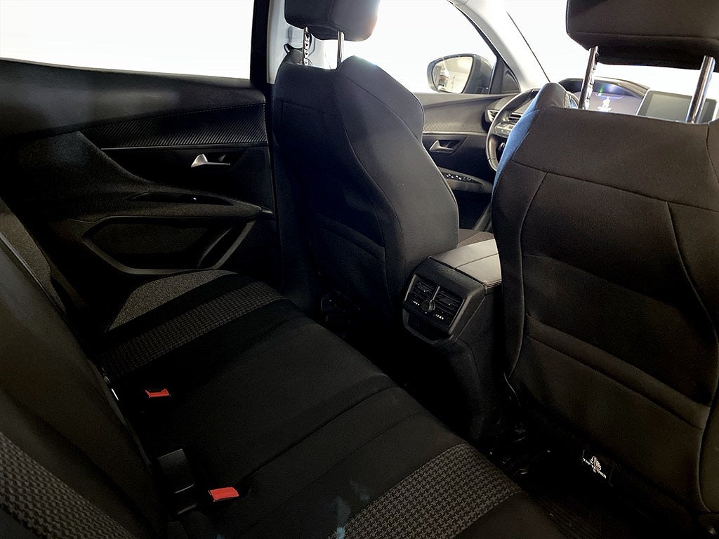 Bild på Peugeot 3008 Active 1.2 130hk - CARPLAY, P-SENSORER