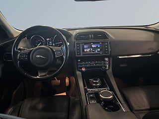 Jaguar F-Pace 20d AWD S&V-hjul/Psens/Skinn/Rattvärm/Växelpaddlar – bild 8