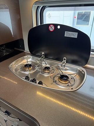 Husbil-halvintegrerad Hobby Optima Premium T 75 HGE 150 HK AUTOMAT! Långbäddar & Taksäng! 8 av 22