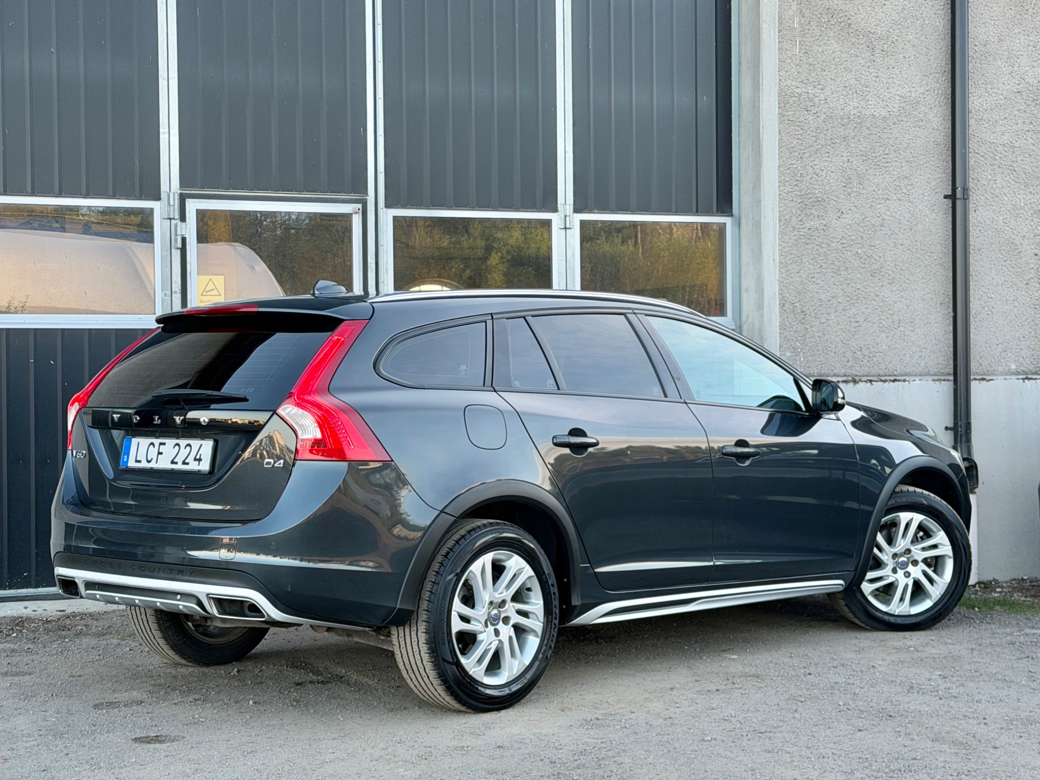 Volvo V60 Cross Country 2017, photo 5/45