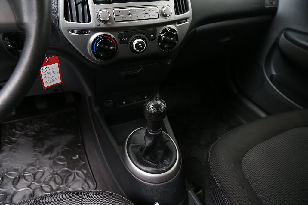 Hyundai i20 1,2 84hk Select 5dr Nybesikt l Nyservad l Drag l Motorv 2015
