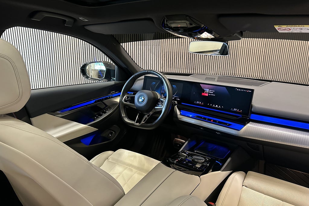 BMW i5 eDrive40 Touring M-sport Pro / Panorama Comfortpkt /