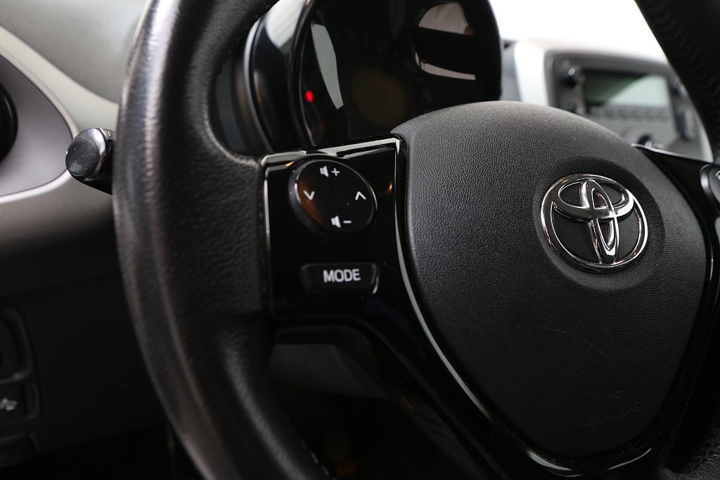 Toyota Aygo 1,0 VVT-i 69hk X-PLAY 5D 2016