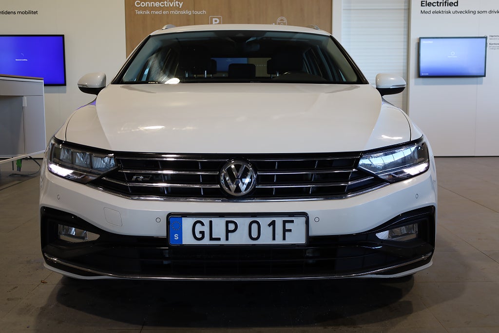 Volkswagen Passat 1,5 TSI R-Line Sportscombi Aut Drag Värmare Kamera