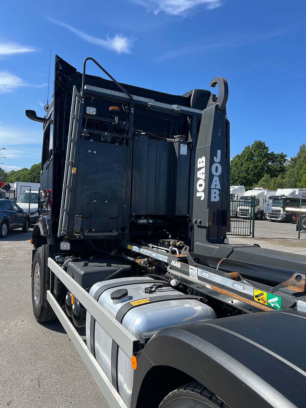 Mercedes-Benz Arocs 3251 Tridem Lastväxlare, Fullt Plogutrustad