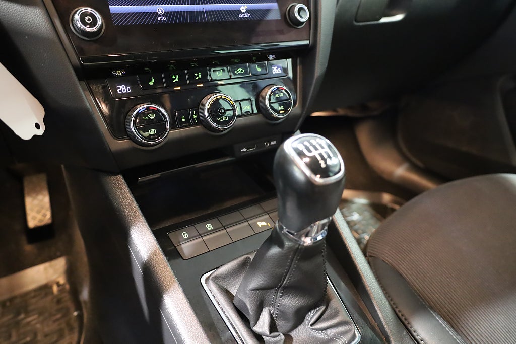 Skoda Octavia 1.0 TSI Navi Värmare Kamera Canton Carplay 2018