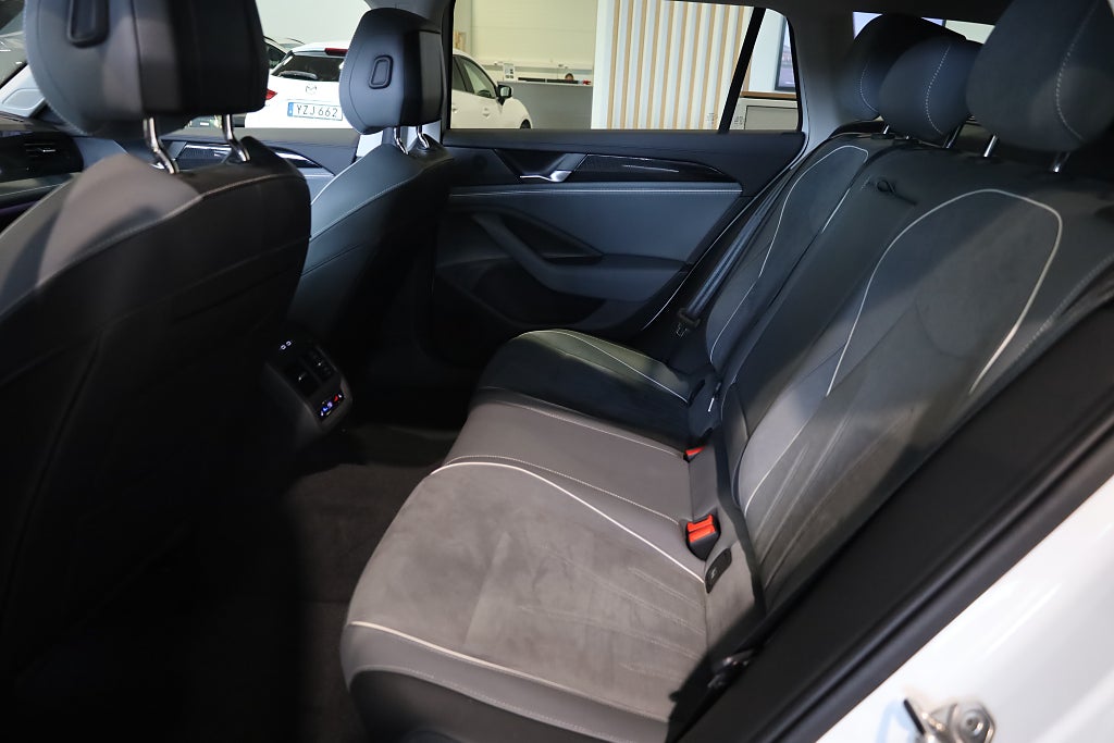 Volkswagen Passat Sportscombi 1.5 eTSI AUT Business Drag Värmare Massage 2025