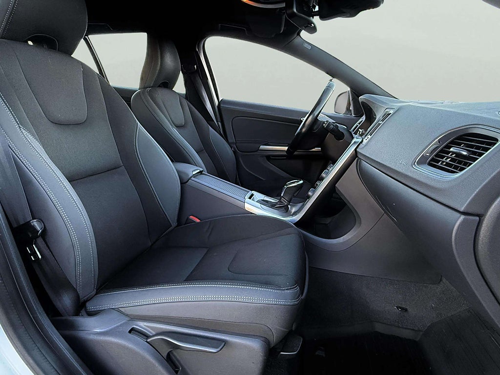 Volvo V60 D4 AWD Geartronic Dragkrok Nyservad V-hjul Värmare Hemleverans - miniatyr 13