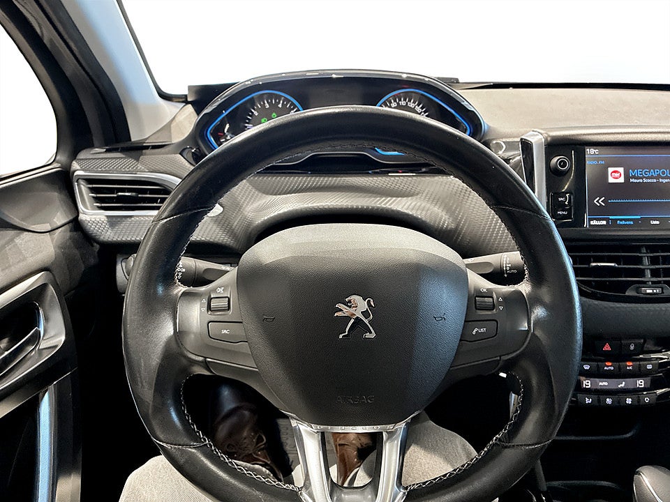 Bild på Peugeot 2008 Allure 1.2 PT 110hk Aut PANO CARPLAY