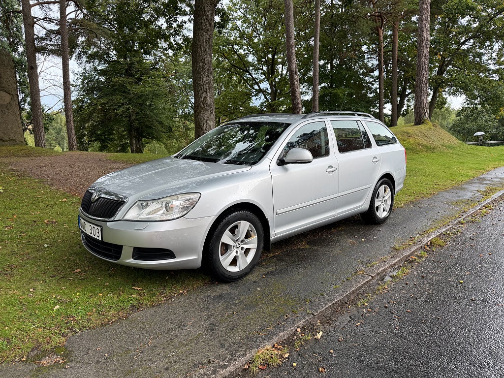 Skoda Octavia Kombi 1.6 TDI Ambiente / V-hjul