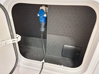 Husbil-halvintegrerad Adria Coral Plus 670 DL 8 av 31