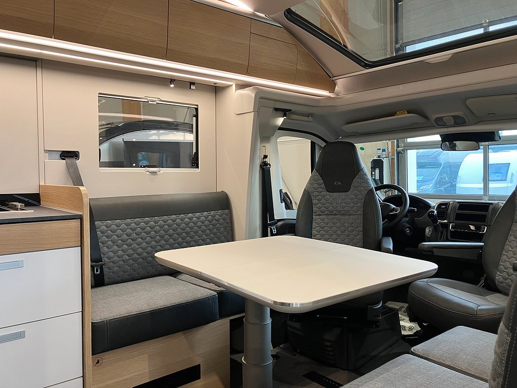 Adria Coral 670 DC Plus / Queenbedd / Automat / Markis /  - Adria