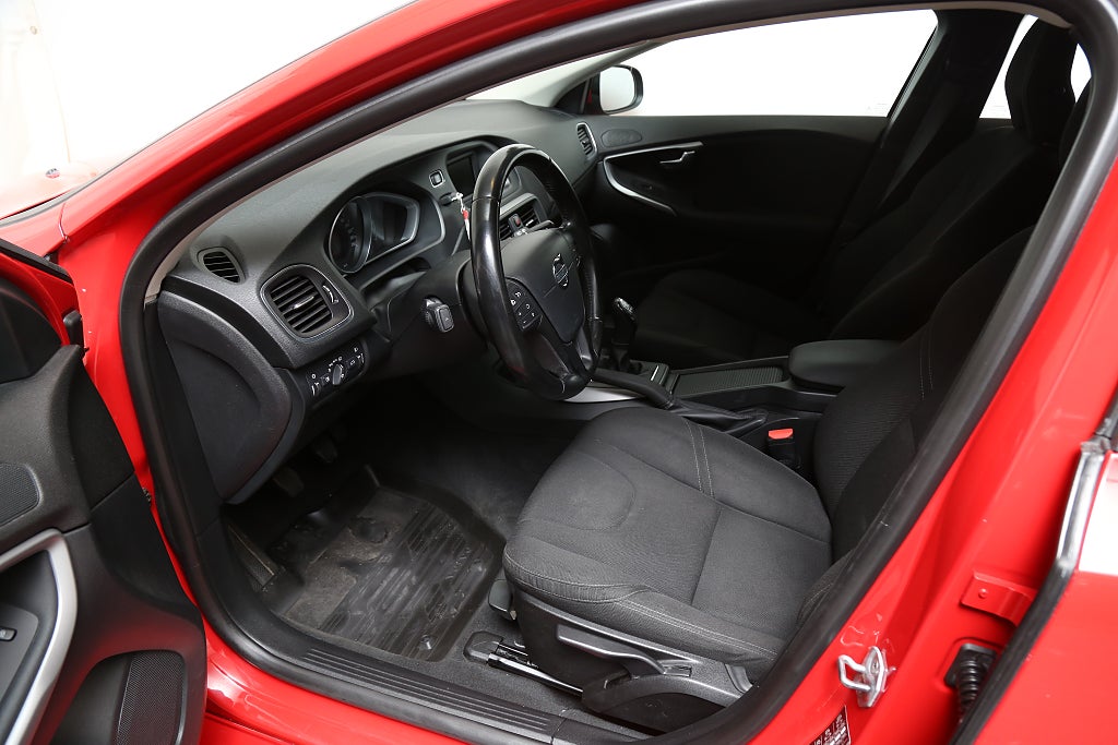 Volvo V40 D3 150hk Kinetic Nybesiktad P-sensorer Värmare 2014