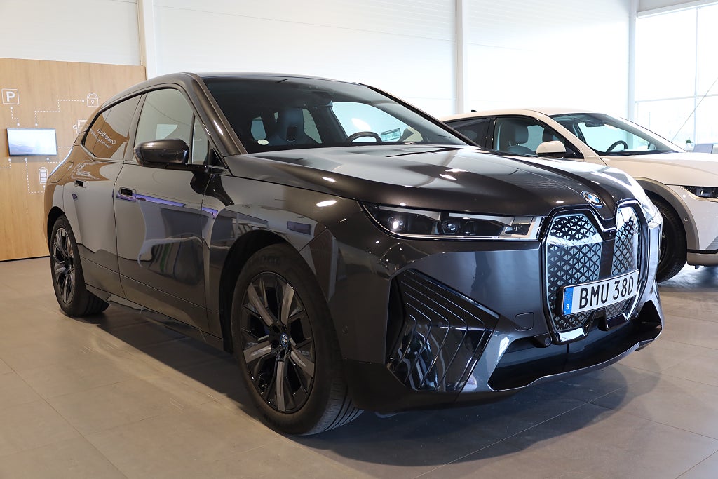 BMW iX xDrive50 Comfort Pano H&K 360° Leasbar HUD Drag