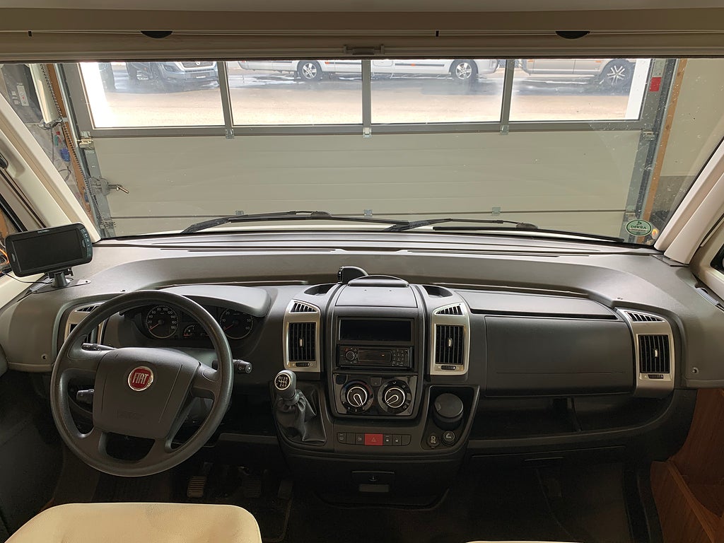 Adria Sonic i 700 ST / Solcell / Cykelställ / Taksäng / Ugn - Adria