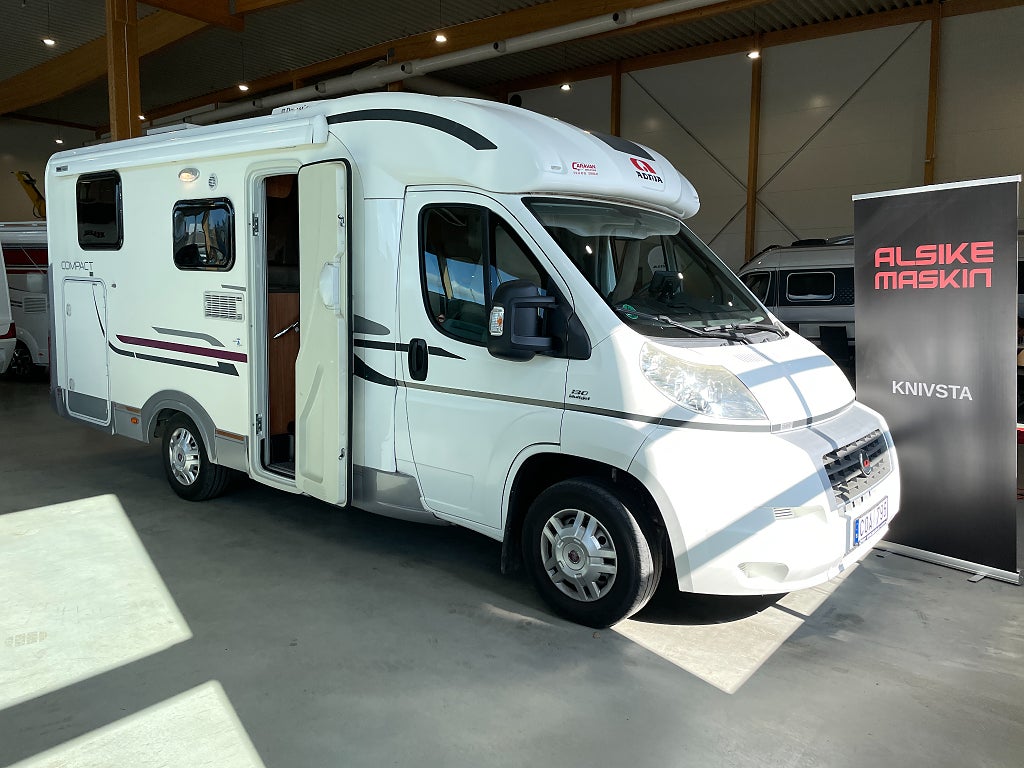 Adria Compact SL / Solcell / AC bodel / B-körkort / Långbäddar / Garag