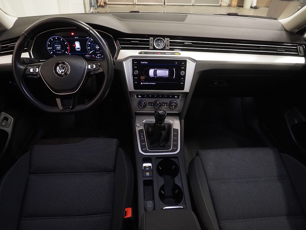 Volkswagen Passat SC 1.5 TSI 150hk Cockpit P-Sensorer 2019