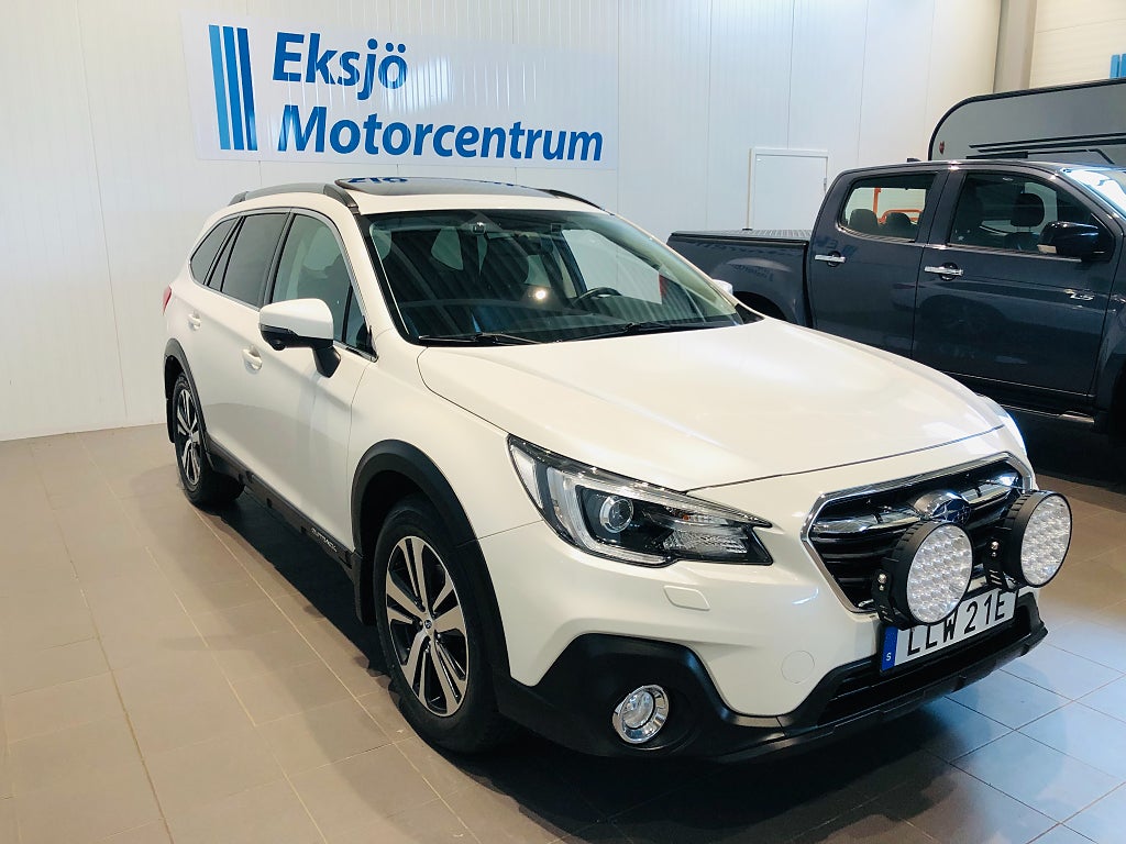 Subaru Outback 2.5 4WD Summit *Värmare/ GSM Start, S/V-Hjul, Drag*