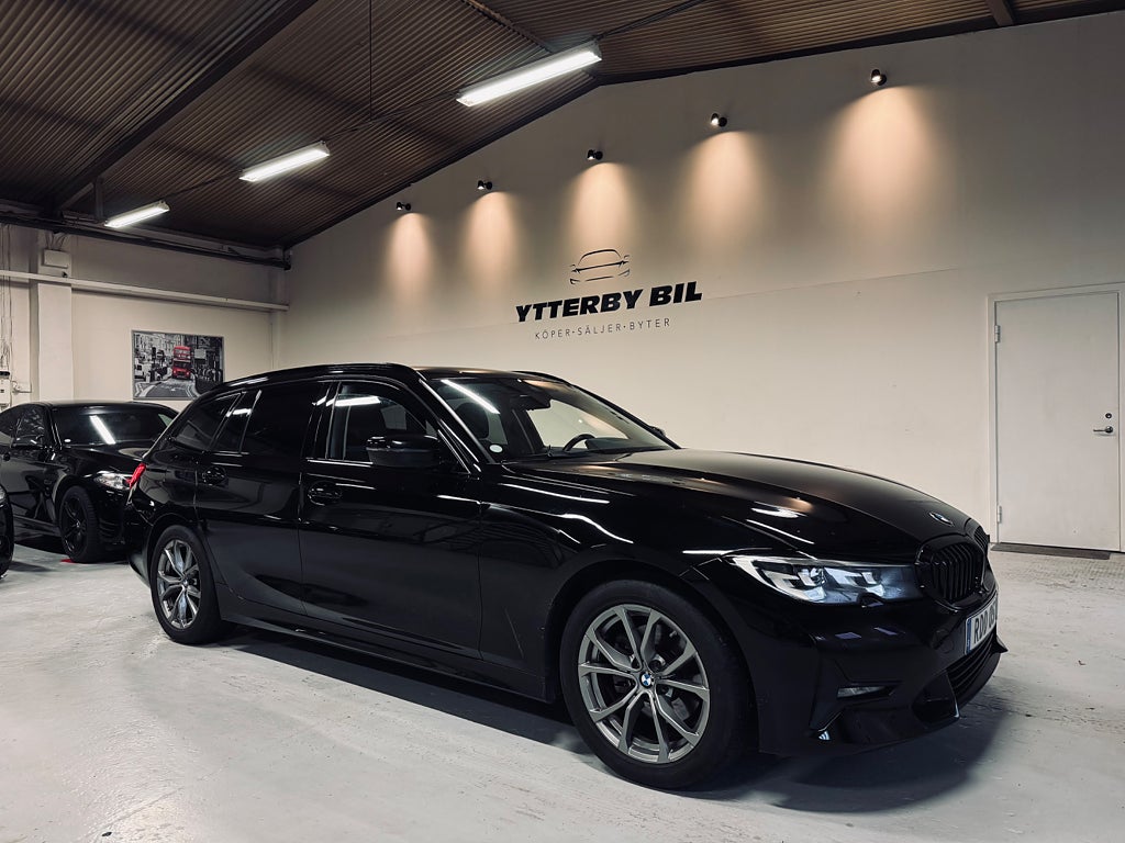 BMW 320d xDrive Touring Dragkrok Backkamera Navigator DisplayKey