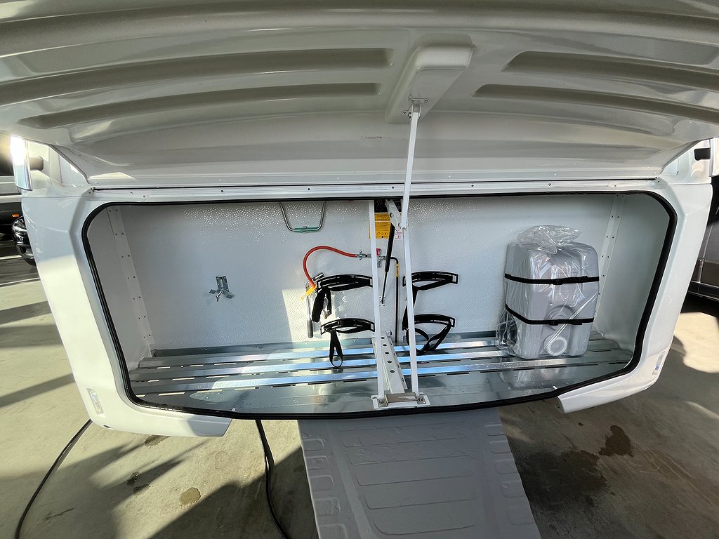 Adria Adora 613 UT /ALDE / Queens-bed på tvären / Badrum bak - Adria