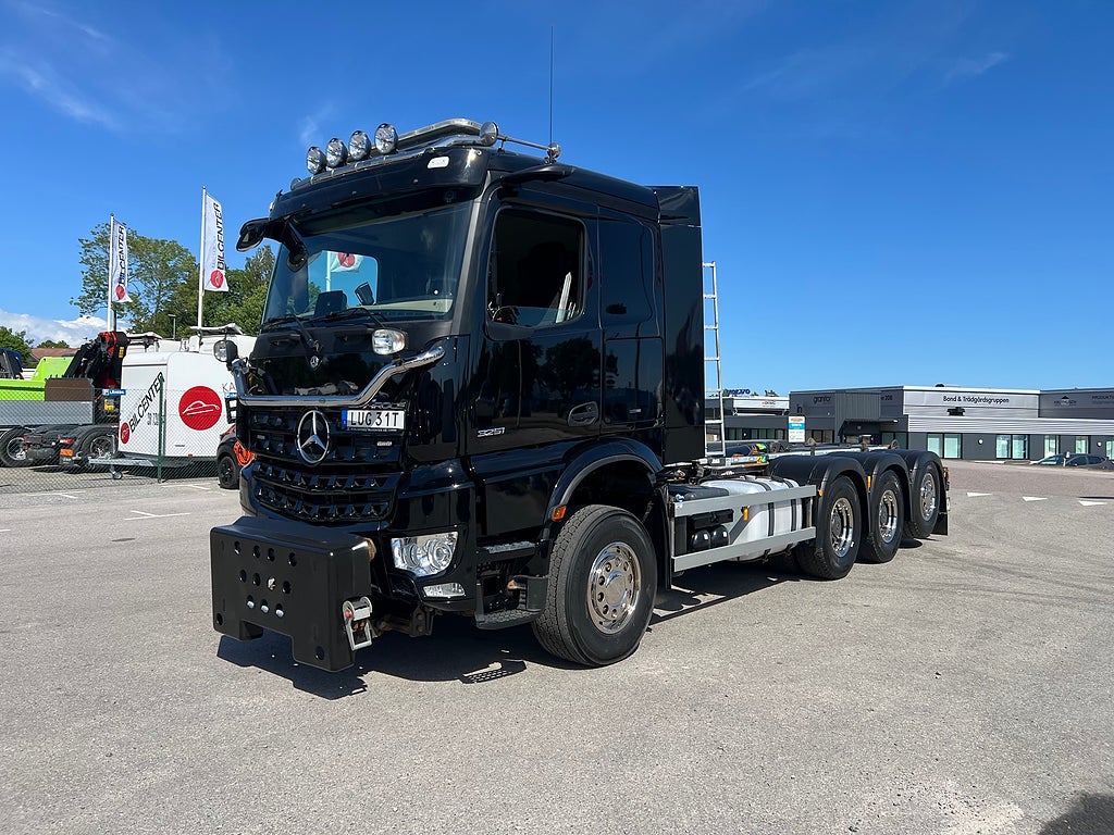 Mercedes-Benz Arocs 3251 Tridem Lastväxlare, Fullt Plogutrustad