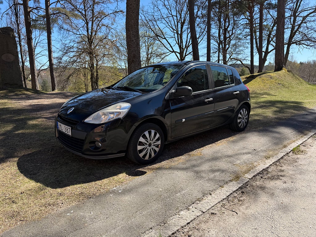 Renault Clio 5-dörrars Halvkombi 1.2 / Nybesiktigad 