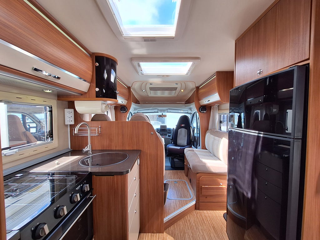 Adria Coral S 680 ST Dubbelbädd, Solcell, 5'e Stol