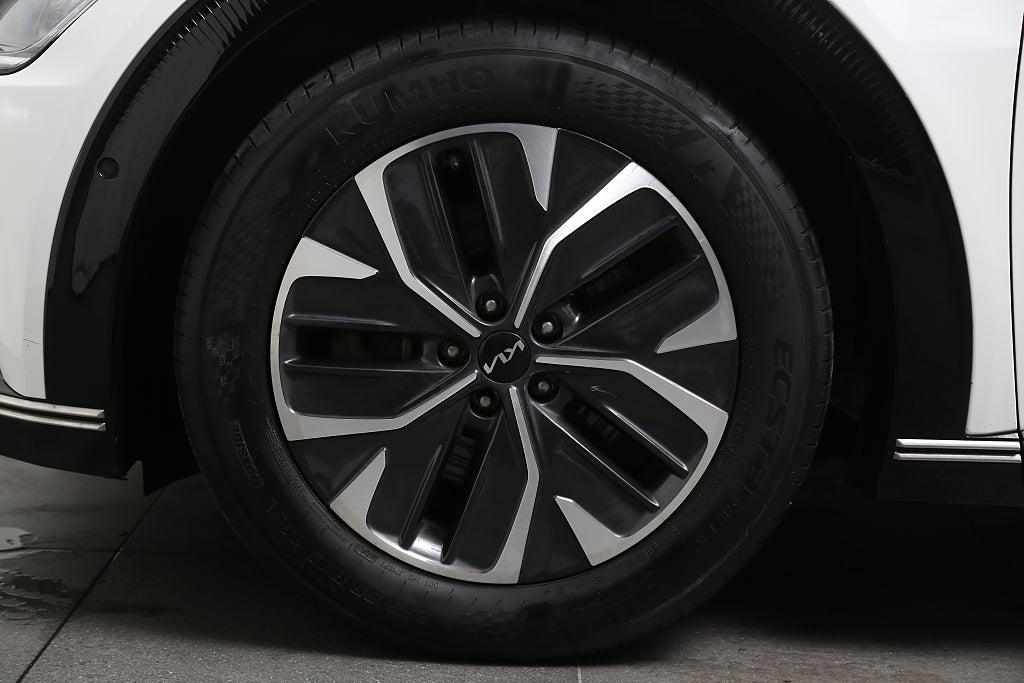 Kia EV6 77.4 kWh 325hk PLUS AWD 360°-kamera Skinn Leasbar 2023