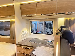 Husbil-halvintegrerad Adria CORAL S 670 SLT 17 av 28