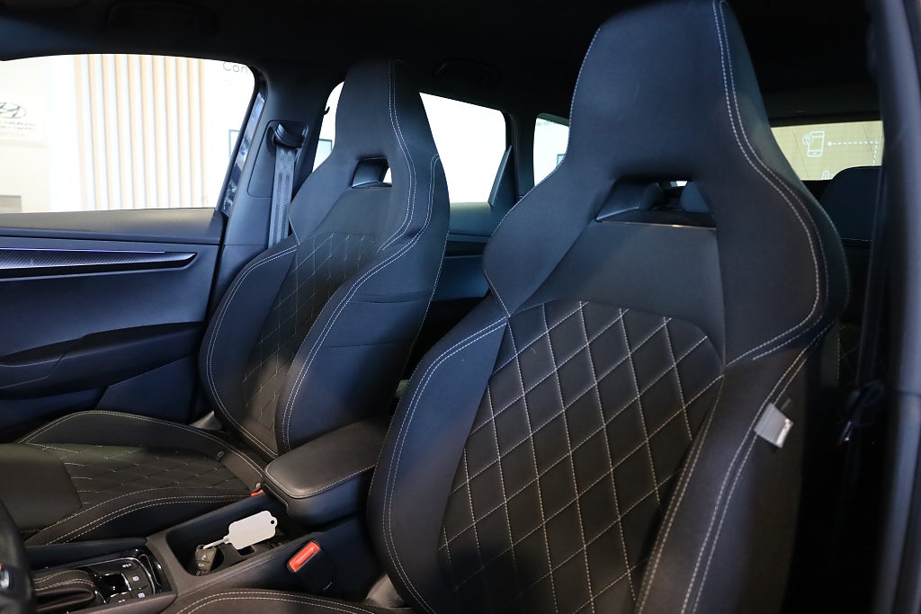 Skoda Karoq 2.0 TSI Sportline 4x4 AUT Drag Värmare Kamera Canton 2019